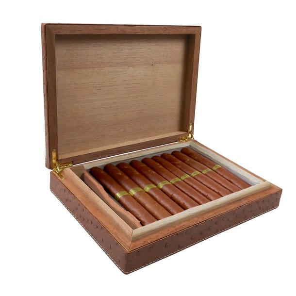 Geöffnete Lederbox mit hölzernen Innenwänden und neun Zigarren darin