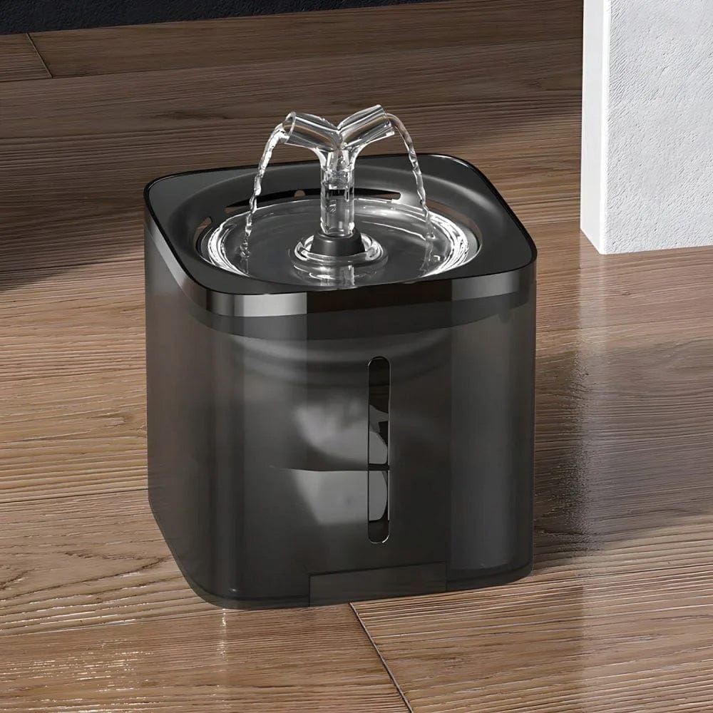 Transparenter, grauer Wasserbrunnen für Haustiere in einem Aufstellbeispiel